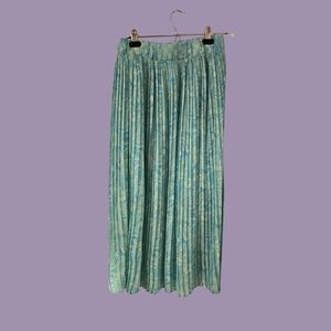 Pleated maxi skirt. Medium. Blue paisley.